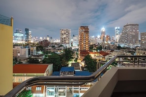 Eine Skyline mit Hochhäusern, einem markanten Turm und einer Treppe, die zu einer höheren Ebene führt.