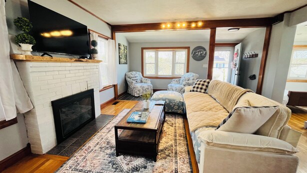 Una sala de estar con chimenea, televisor, sofá y una mesa de centro.