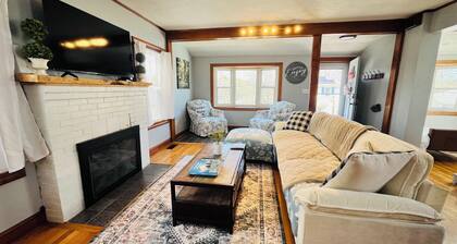 Charming 3-bedroom cottage 15
minutes away from Boston