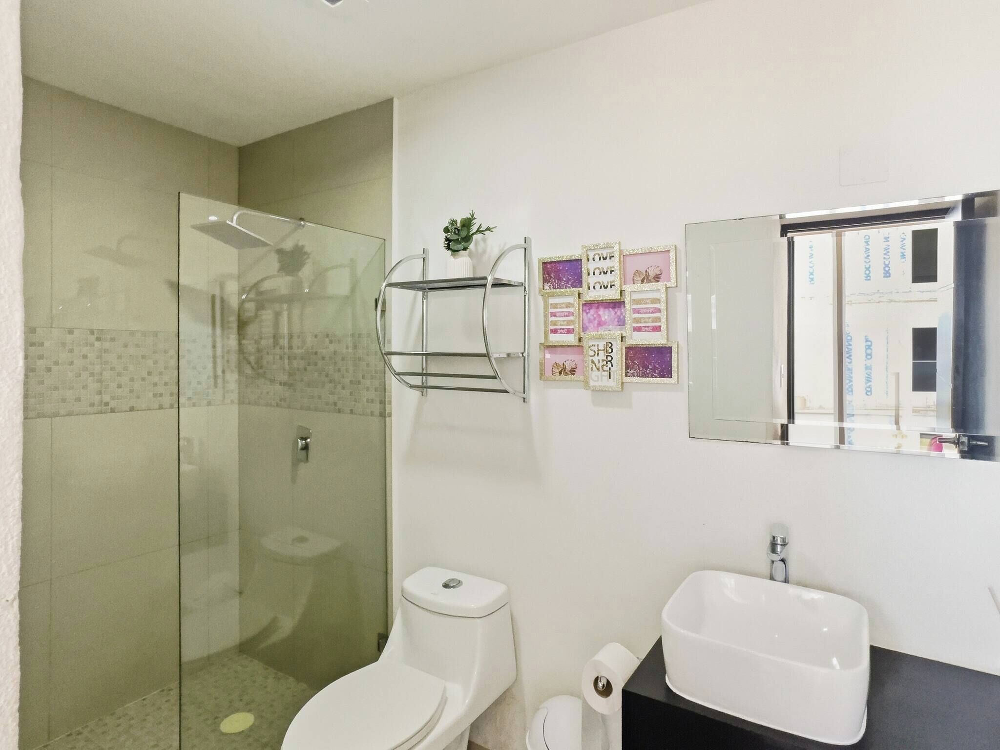 Douche, serviettes fournies, savon, shampoing