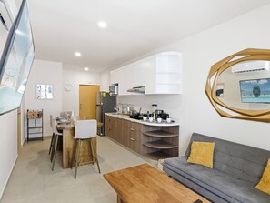 Ein modernes Apartment mit Küche, Essbereich und Wohnzimmer.