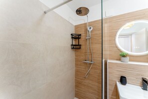 Douche, serviettes fournies, savon, shampooing