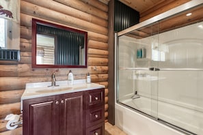 Een douche, een haardroger, een bidet, handdoeken
