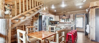 Cozy 2-bedroom cabin in perfect Ashton with cool AC