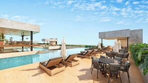 Una piscina al aire libre