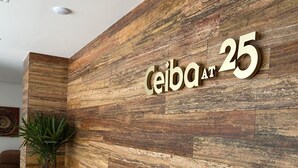Un espace d’accueil avec un mur en bois et une plante en pot.