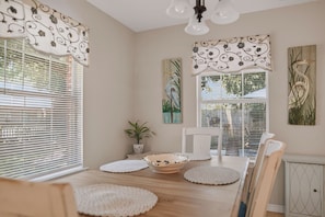 Dining - Ward Avenue Retreat - the PERFECT location in Ocean Springs. Walk to downtown! (Ocean Springs)