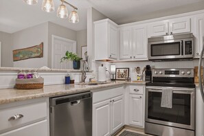 Coffee/tea maker, fridge, microwave, oven - Ward Avenue Retreat - the PERFECT location in Ocean Springs. Walk to downtown! (Ocean Springs)