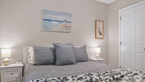 Room - Ward Avenue Retreat - the PERFECT location in Ocean Springs. Walk to downtown! (Ocean Springs)