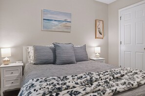 4 bedrooms, iron/ironing board, free WiFi, bed sheets - Ward Avenue Retreat - the PERFECT location in Ocean Springs. Walk to downtown! (Ocean Springs)