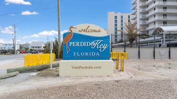 Condo, várias camas (Beach Colony East 2D) | Detalhe da fachada