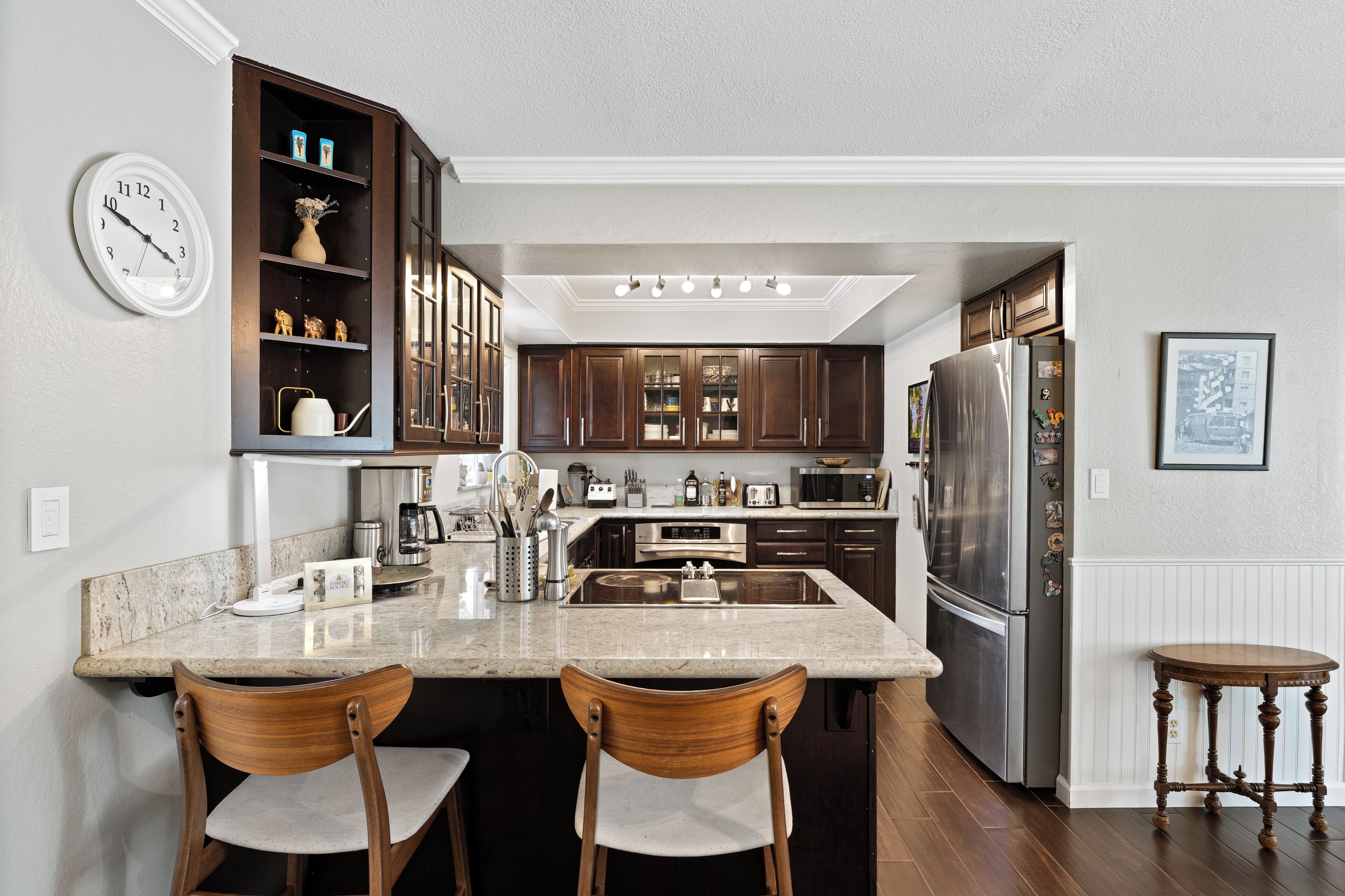 Coffee/tea maker, fridge, microwave, oven