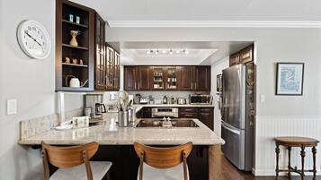 Coffee/tea maker, fridge, microwave, oven
