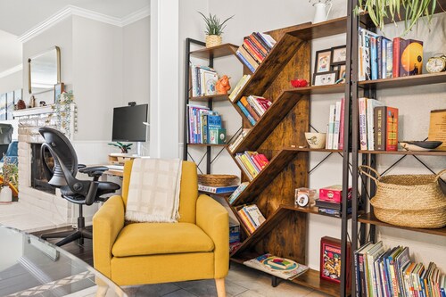 Modern Reno Stay Midtown • Tahoe Base + Backyard