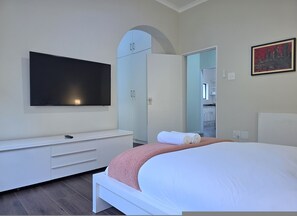 Unclassified image, 2 of 26, button - Spacious & Secure Family Home | 3 Bedrooms | Fresnaye (Cape Town)