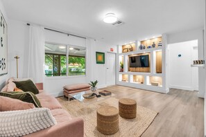 Living area - Upscale 2-bedroom "Casita" 10  min away from Bal Harbor Beach, close to mall. (Biscayne Park)