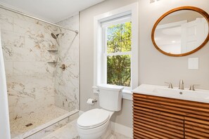Bathroom - Large 4 Bedroom House in Flat Rock Near Hiking, Dining & Bonclarken (Flat Rock)