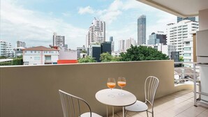 Outdoor dining - 57m²Clean&Quiet/1GbWiFi/Kingbed/Cook/BalconyWasher (Watthana)