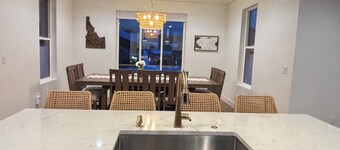 Spacious 4-bedroom house in charming McCall with AC