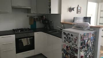 Apartemen Comfort, balkon | Dapur pribadi