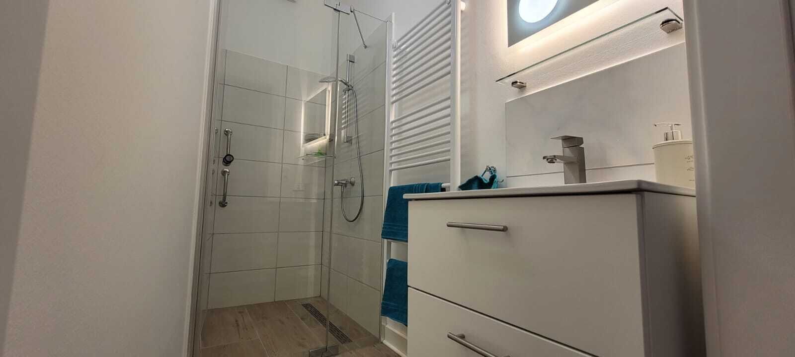 Dusche, Haartrockner, Handtücher, Seife