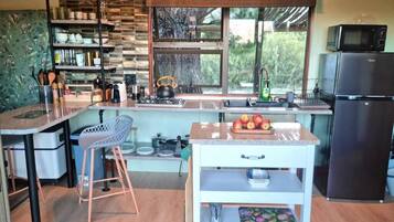 Cabaña Deluxe, patio, vistas a la montaña | Cocina privada