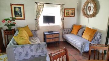 Cottage tiện nghi đơn giản, sân hiên, quang cảnh vườn | Khu phòng khách