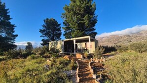 A small cabin with a porch, surrounded by trees and a clear sky. - Fairfield Cottages (Ceres)