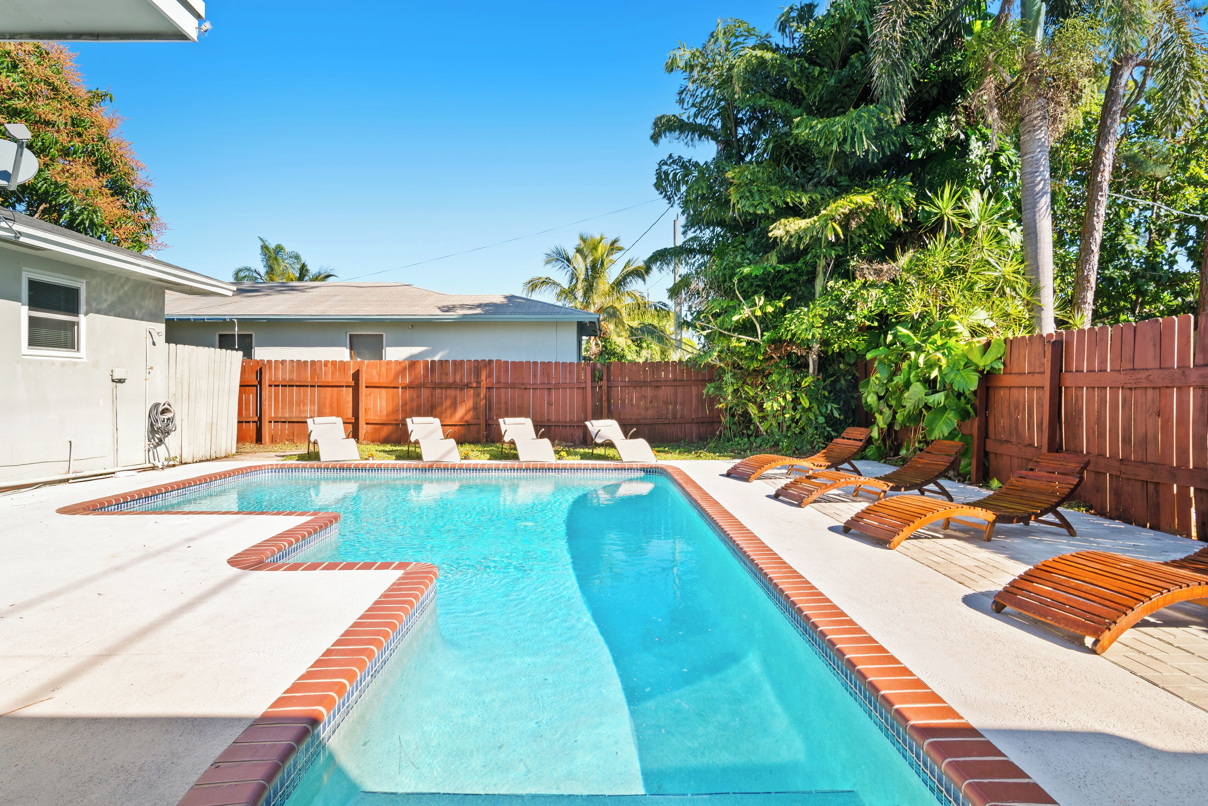 Pool. Equestrian! Lakeside Oasis•BBQ•PoolTable•PedalBoat