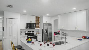Geladeira, micro-ondas, fogão, cooktop