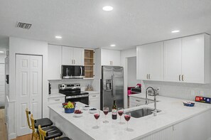 Fridge, microwave, oven, stovetop - Splash & Relax Games•PedalBoat•Adventures•Lakeside (Royal Palm Beach)