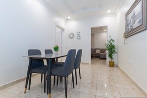 Dining - 2-BR apart. in Al Marwa /10 Mins away from Airport (Jeddah)