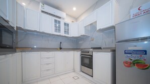 Kühlschrank, Mikrowelle, Ofen, Herdplatte