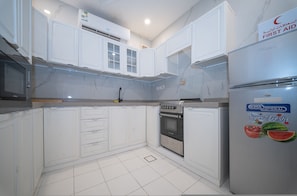 Fridge, microwave, oven, stovetop - 2-BR apart. in Al Marwa /10 Mins away from Airport (Jeddah)