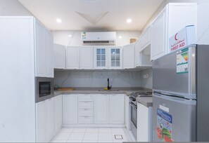 Fridge, microwave, oven, stovetop - 2-BR apart. in Al Marwa /10 Mins away from Airport (Jeddah)