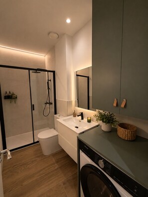 Shower, hair dryer, towels, soap - The Chueca Hideaway (Madrid)
