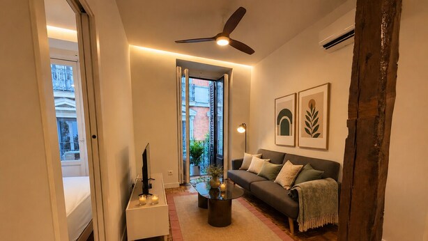 Een moderne woonkamer met een bank, salontafel en kunstwerk aan de muur.