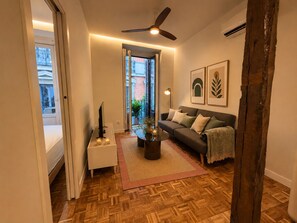 Tabla de planchar con plancha, wifi y ropa de cama 