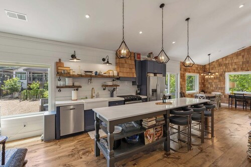 The Shakespeare - Three Bedroom Luxury Retreat Steps from Main Street Highlands