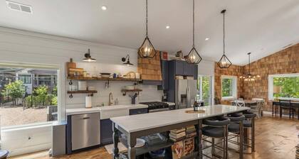 The Shakespeare - Three Bedroom Luxury Retreat Steps from Main Street Highlands