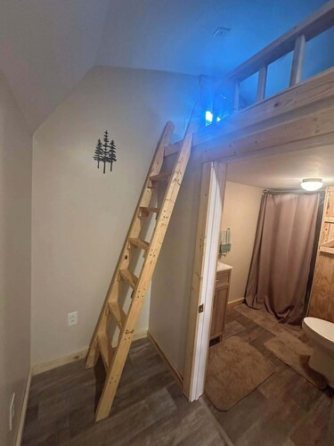 Gorgeous 3-bedroom cabin with AC in peaceful Isaban
