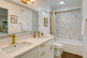 Bathroom - Gem Home near SF! 5 min to BART and UCSF Benioff (Oakland)