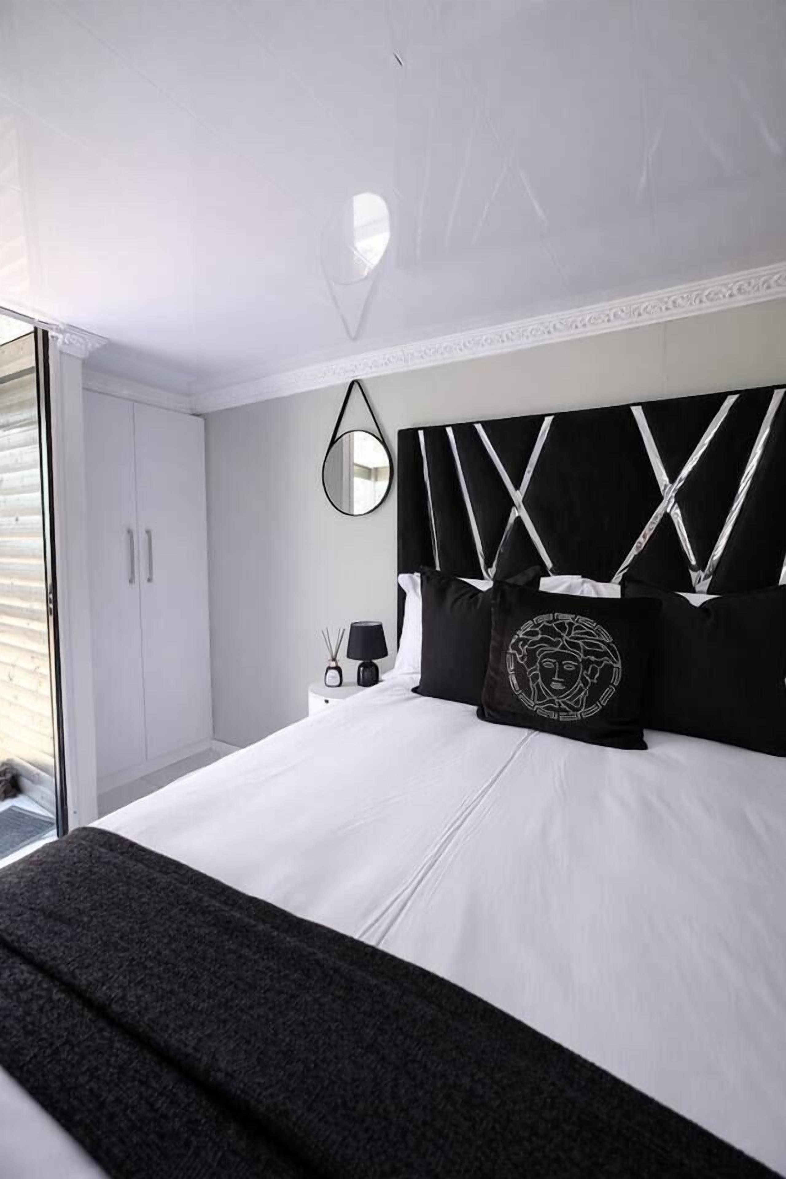 Desk, WiFi, bed sheets