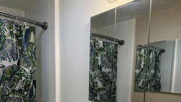 Dusche, Handtücher, Seife, Toilettenpapier