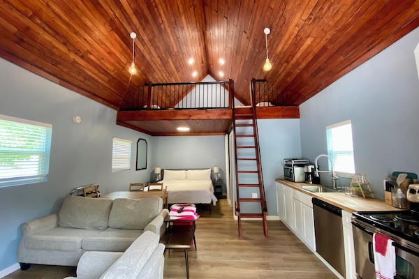 Luxury Cottage | Laptop workspace, WiFi (free), bed sheets
