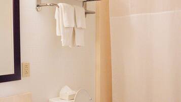 Standard Double Room | Bathroom | Combined shower/bathtub, towels, soap, shampoo