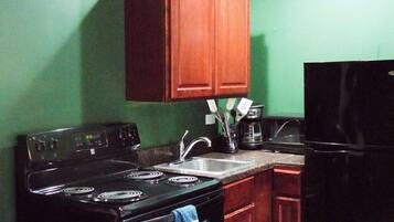 Classic Cabin | Private kitchen | Mini-fridge, microwave, cookware/dishes/utensils