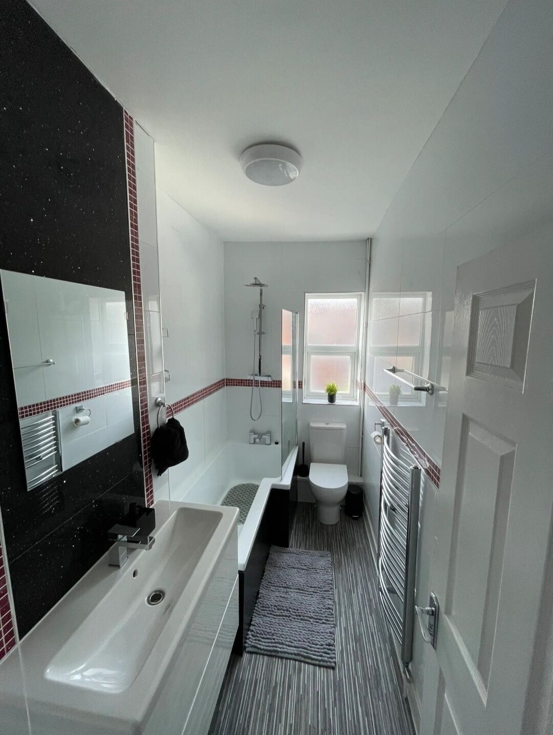 Serviettes fournies, savon, papier toilette