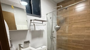 Ein modernes Badezimmer mit Waschbecken, Toilette und Dusche.