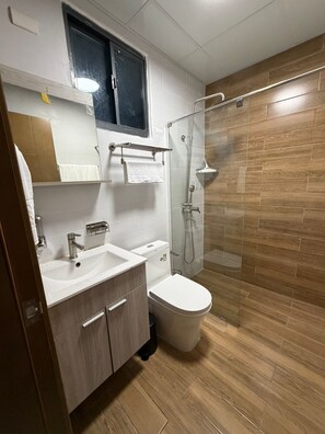 Ein modernes Badezimmer mit Waschbecken, Toilette und Dusche.